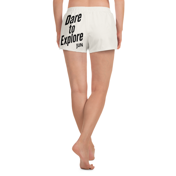 Dare to Explore 05 – JUN ナチュラルホワイト／カラーロゴ